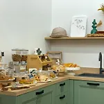 Country - Free Breakfast - Air Conditioning - Wifi 住宿加早餐酒店 4*
