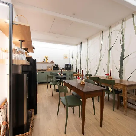 Country - Free Breakfast - Air Conditioning - Wifi 4*